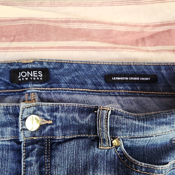Jones New York Mid-Wash Denim Jean Cruise Short Size 12 - Picture 3 of 12